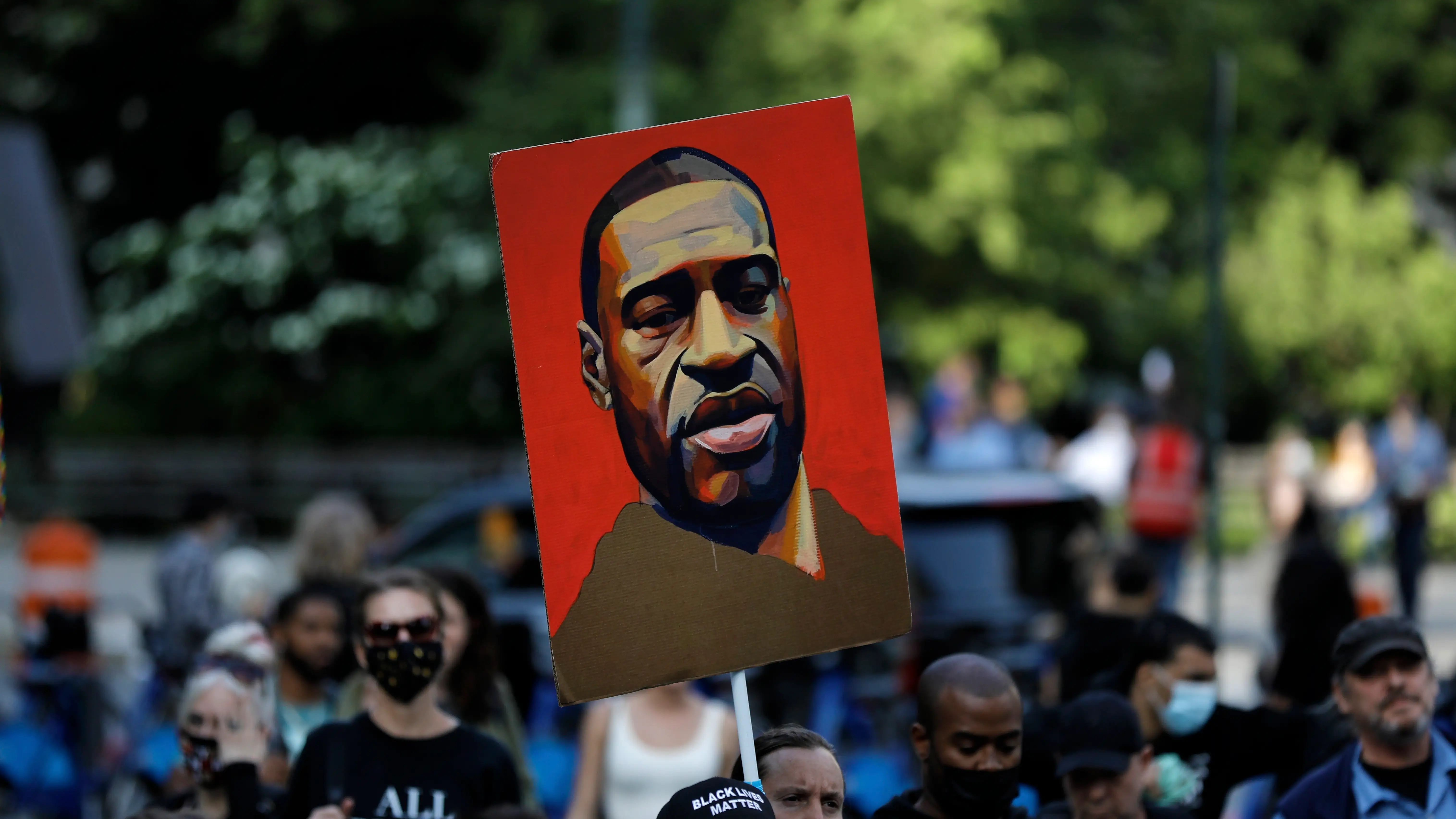 Cartel de George Floyd, durante una manifestación que pide justicia por su asesinato Cartel de George Floyd, durante una manifestación que pide justicia por su asesinato