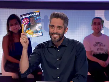 Un programa repleto de guiños a Luis de Lama: la portada de la revista de ‘Pasapalabra’, el color verde y una camiseta diseñada por él Un programa repleto de guiños a Luis de Lama: la portada de la revista de ‘Pasapalabra’, el color verde y una camiseta diseñada por él