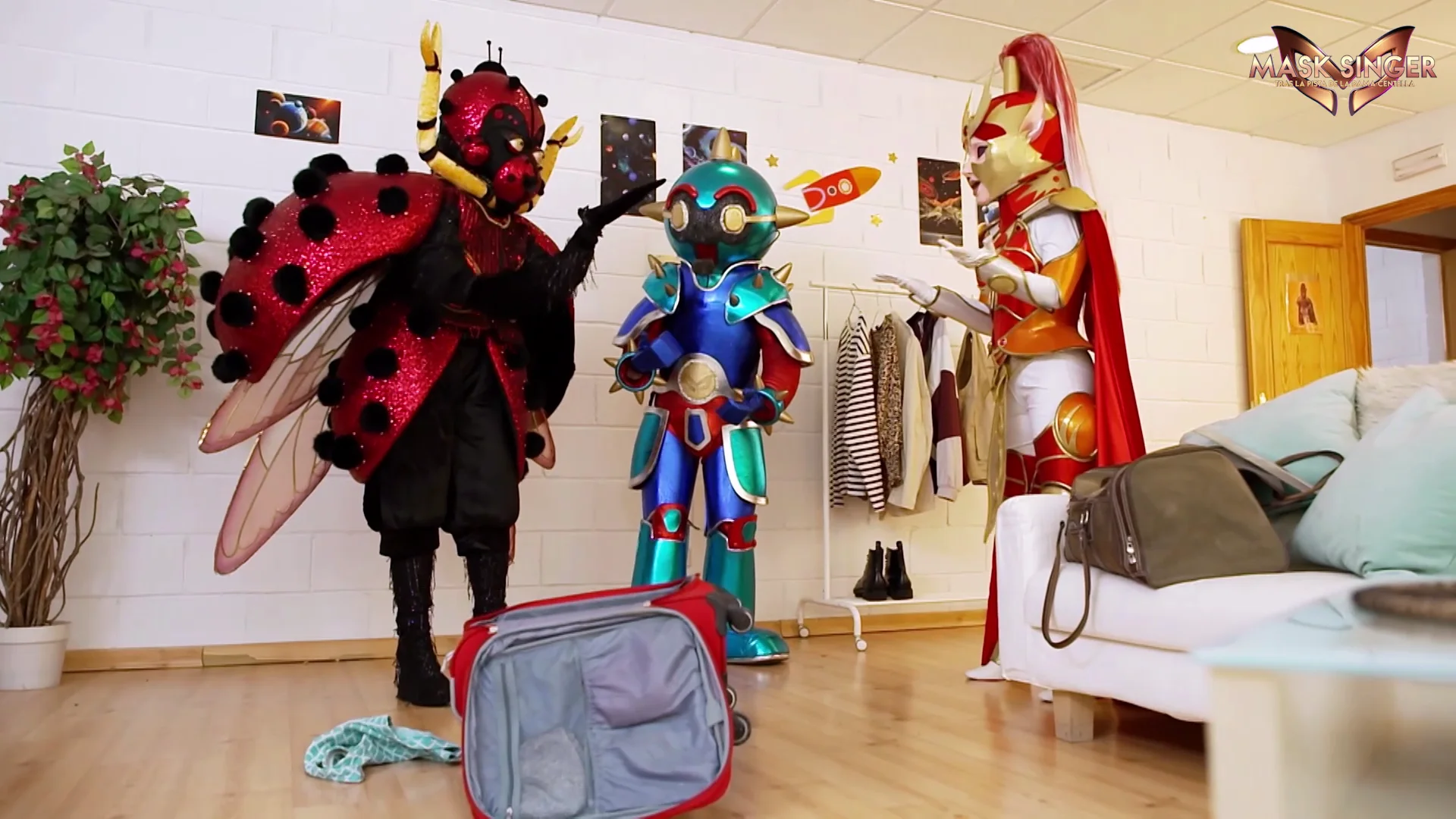 Dama Centella sorprende a Robot y Marquita buscando entre sus cosas Dama Centella sorprende a Robot y Marquita buscando entre sus cosas