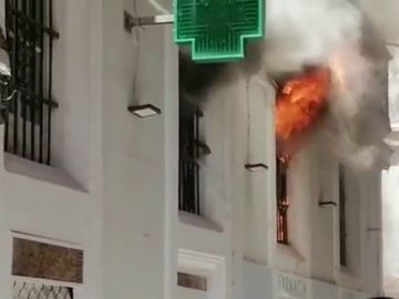 Muere un hombre al quedar atrapado por las rejas durante el incendio de su vivienda en Cádiz