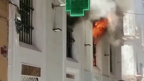 Muere un hombre al quedar atrapado por las rejas durante el incendio de su vivienda en Cádiz Muere un hombre al quedar atrapado por las rejas durante el incendio de su vivienda en Cádiz