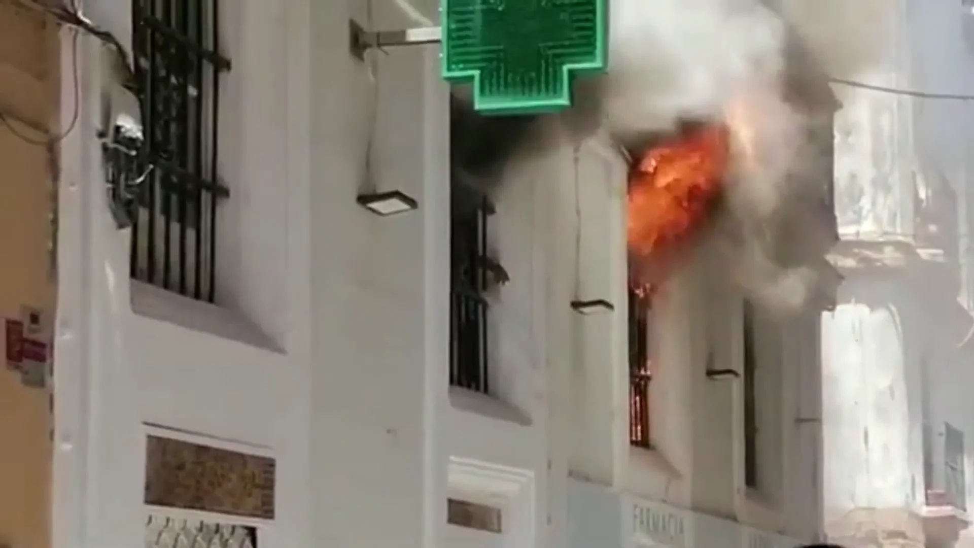 Muere un hombre al quedar atrapado por las rejas durante el incendio de su vivienda en C&aacute;diz