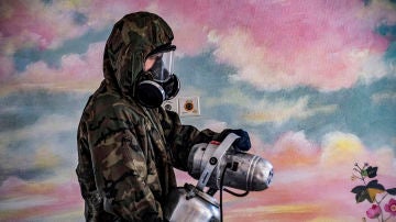 En el Hospital de la Cruz Roja de Madrid empezaron a respirar aliviados en el mes junio, cuando solo quedaba allí un paciente positivo en COVID-19. Esta fue la última descontaminación que realizó allí la compañía NBQ de la Brigada Paracaidista en el contexto de la Operación Balmis. Descontaminaron una planta entera, que había estado ocupada por pacientes con coronavirus, para que al día siguiente pudieran ingresar a personas con otras patologías, sin riesgo de contagio. Hospital de la Cruz Roja de Madrid, 06 de junio de 2020 (© María Senovilla)