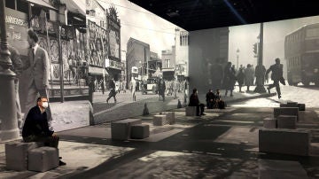 El público asistente a la exposición inmersiva “Barcelona, memoria fotográfica”, mantiene la distancia de seguridad y porta la mascarilla obligatoria. En el ámbito de la cultura, la pandemia ha provocado efectos devastadores. Muchos espacios expositivos han cancelado sus actividades; otros mantienen la actividad pero reduciendo aforo y horarios. Ideal, Centre d’Arts Digital. Barcelona, 26 de noviembre de 2020 (© Sandra Balsells)