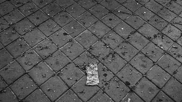 Vida diaria en las calles de Madrid durante los primeros días del confinamiento por la pandemia del Covid-19. Los guantes desechados formaban parte del paisaje cotidiano de la ciudad. Madrid, 2020 (© Clemente Bernad )