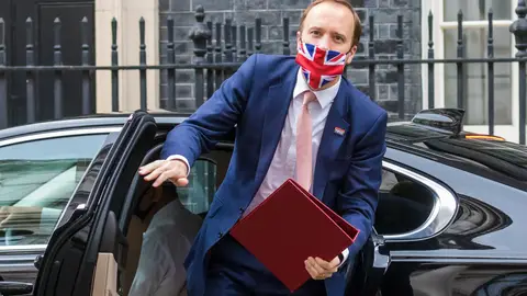 Piden la dimisión del ministro de Sanidad británico al pillarle con su amante saltándose las medidas del coronavirus Piden la dimisión del ministro de Sanidad británico al pillarle con su amante saltándose las medidas del coronavirus