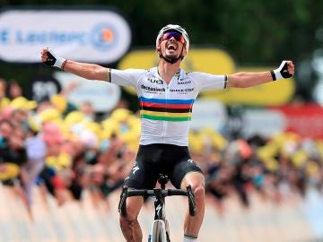 Julian Alaphilippe se lleva la primera etapa del Tour en un día marcado por dos caídas masivas del pelotón