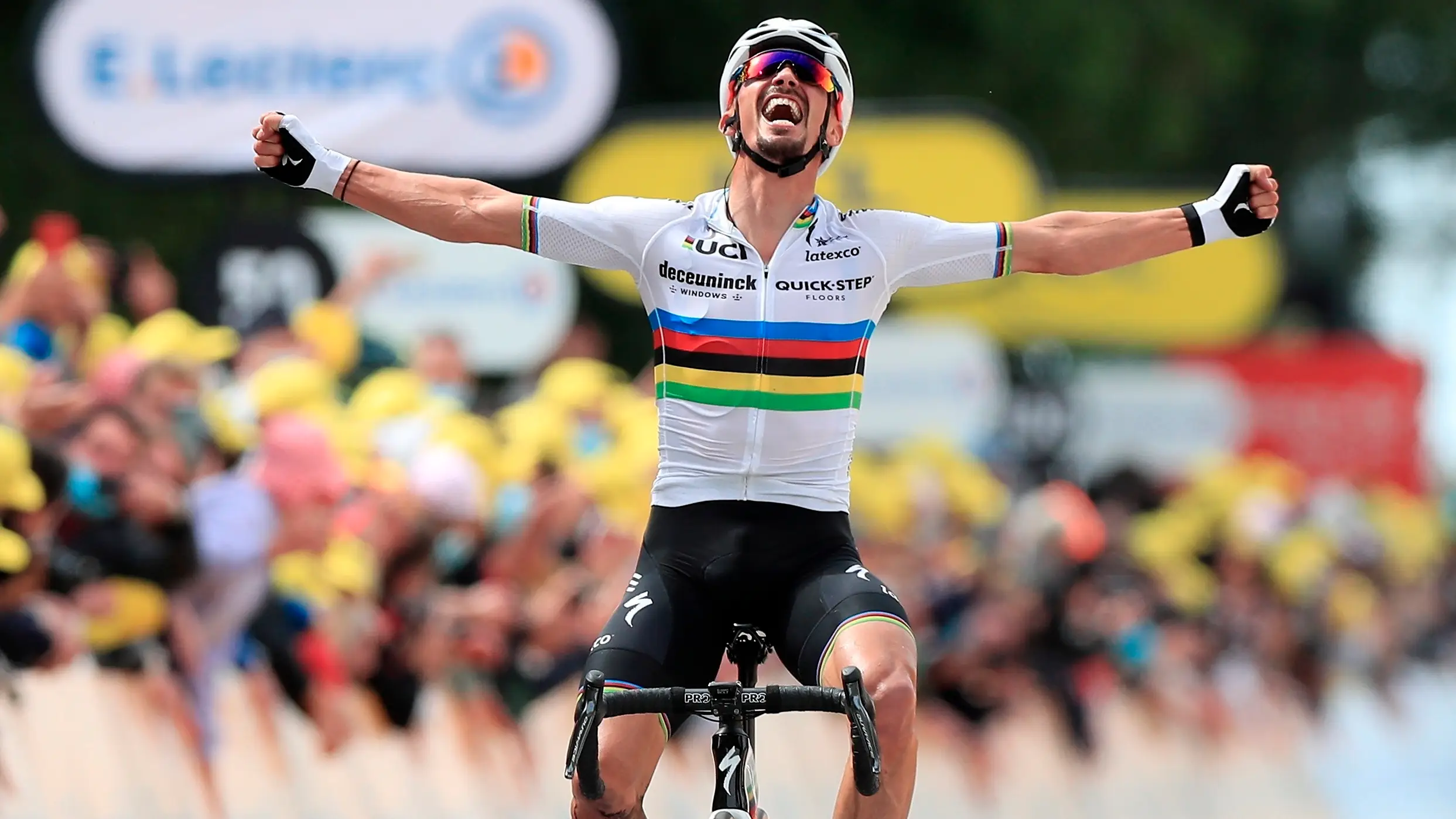 Julian Alaphilippe se lleva la primera etapa del Tour en un día marcado por dos caídas masivas del pelotón Julian Alaphilippe se lleva la primera etapa del Tour en un día marcado por dos caídas masivas del pelotón
