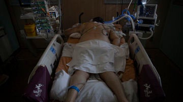 Poner a los pacientes con COVID-19 boca abajo reduce el riesgo de intubación y muerte, según estudio