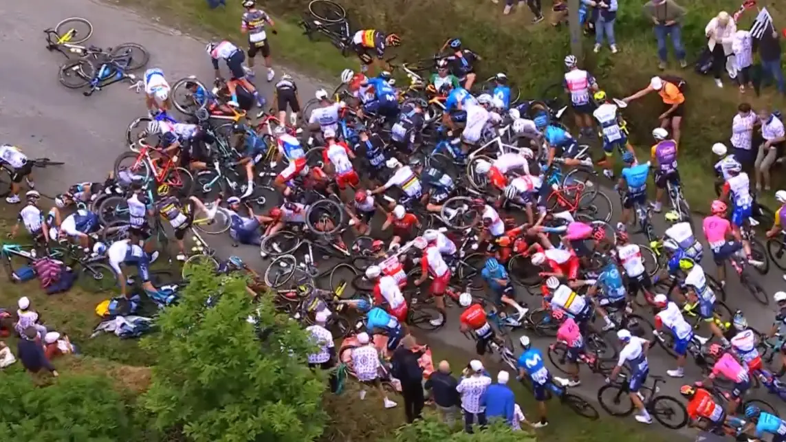 Caída masiva en el pelotón del Tour de Francia por culpa de la pancarta de un espectador Caída masiva en el pelotón del Tour de Francia por culpa de la pancarta de un espectador