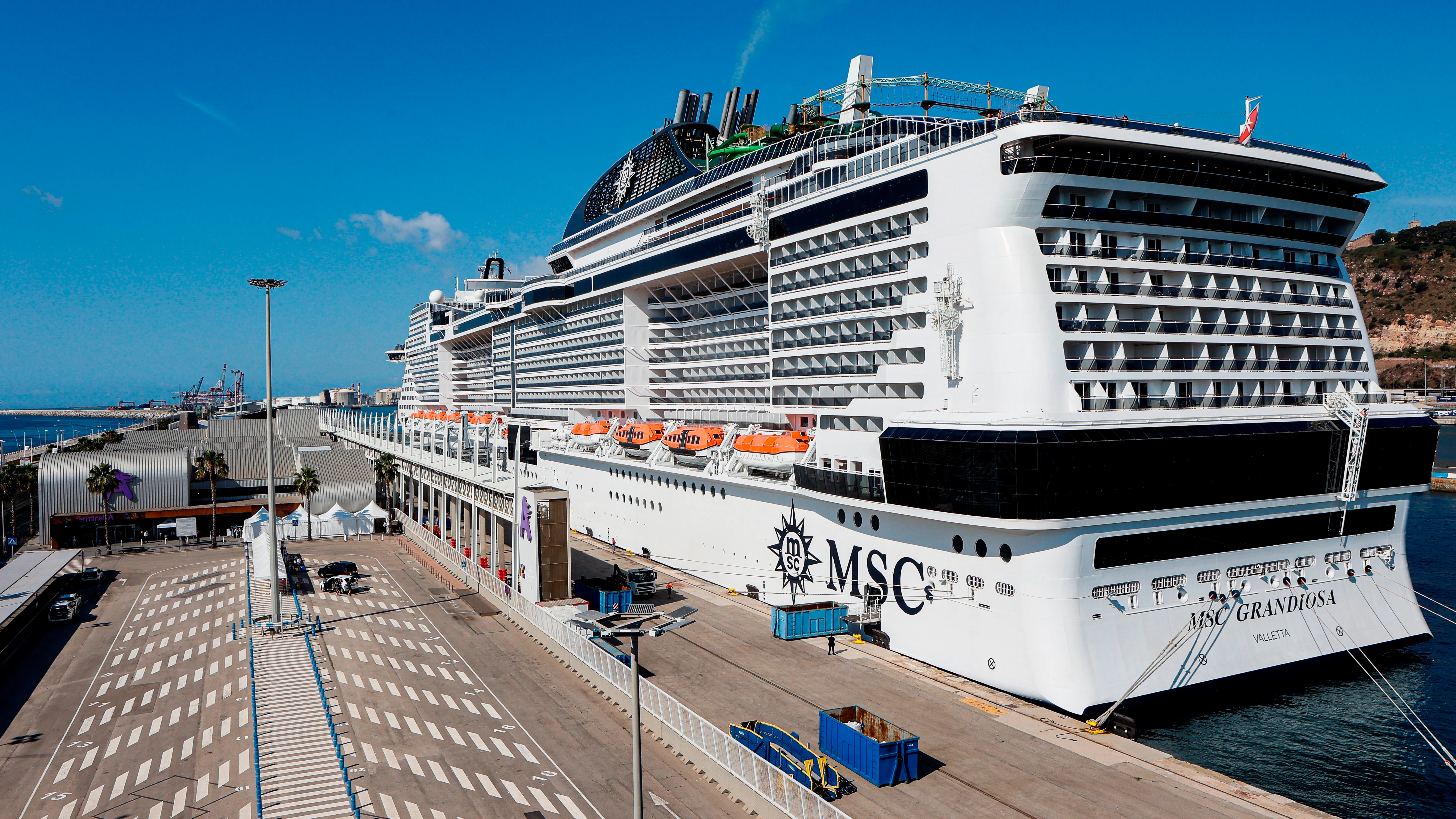 Atraca en Barcelona el primer crucero internacional desde inicio de la pandemia del coronavirus