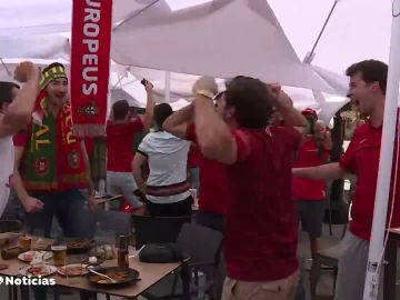 Aficionados portugueses y belgas toman las calles de Sevilla en la previa del partido de octavos de final