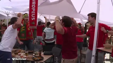 Aficionados portugueses y belgas toman las calles de Sevilla en la previa del partido de octavos de final Aficionados portugueses y belgas toman las calles de Sevilla en la previa del partido de octavos de final