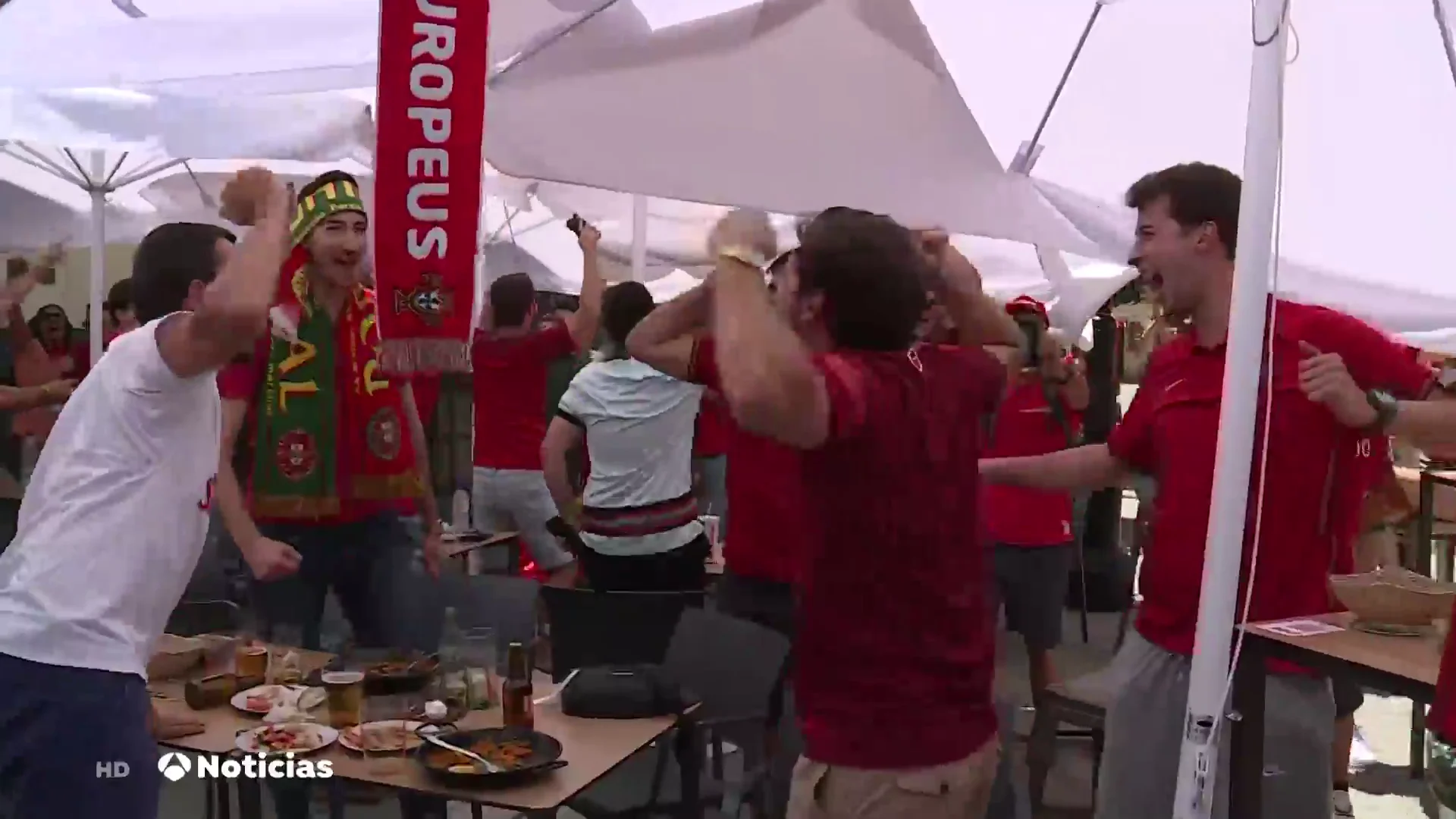 Aficionados portugueses y belgas toman las calles de Sevilla en la previa del partido de octavos de final