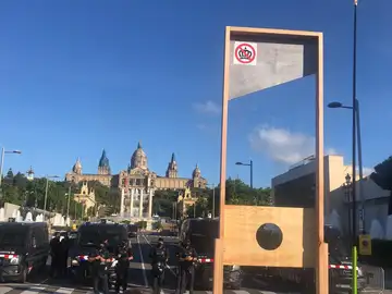 Colocan una guillotina con una corona delante del Mobile World Congress antes de la llegada del rey Felipe VI Colocan una guillotina con una corona delante del Mobile World Congress antes de la llegada del rey Felipe VI