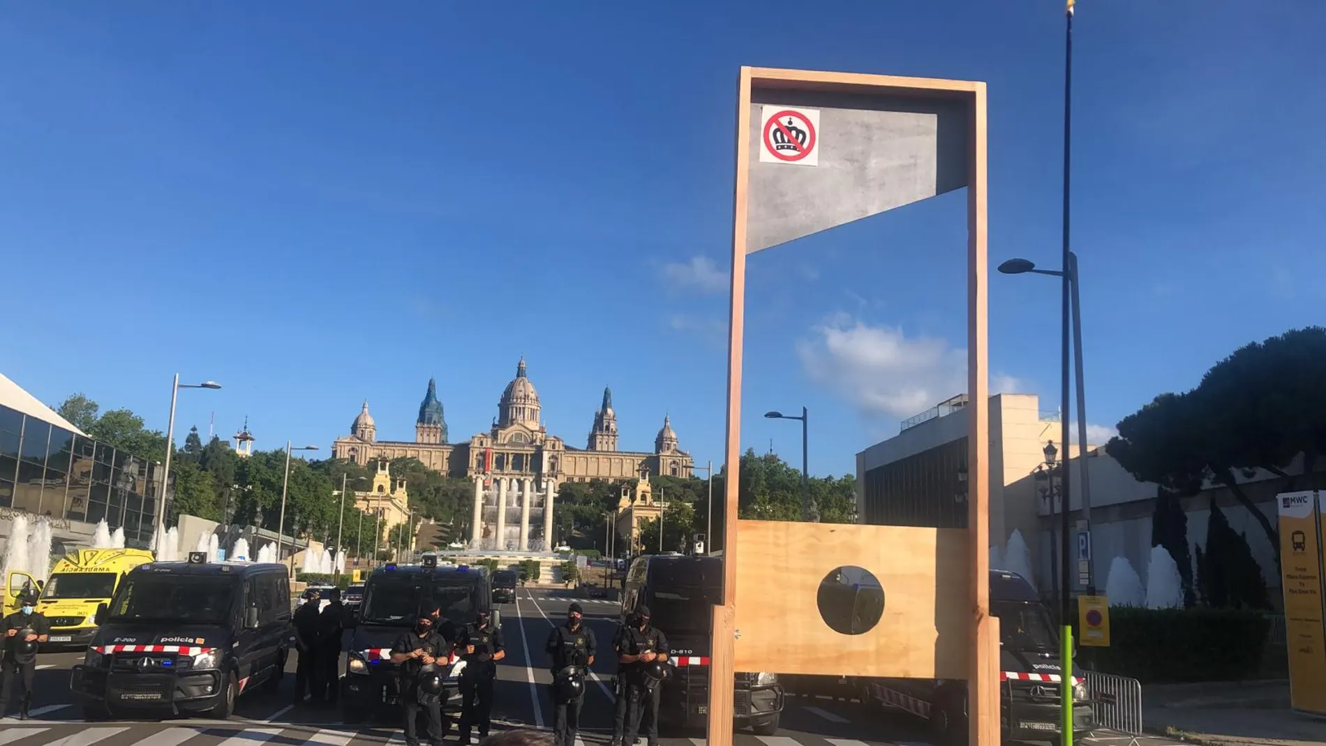 Colocan una guillotina con una corona delante del Mobile World Congress antes de la llegada del rey Felipe VI