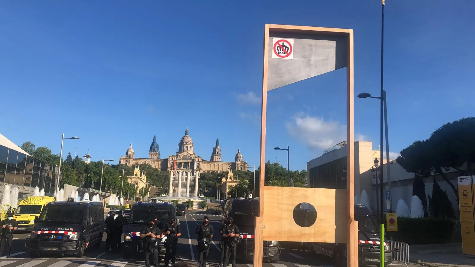Colocan una guillotina con una corona delante del Mobile World Congress antes de la llegada del rey Felipe VI Colocan una guillotina con una corona delante del Mobile World Congress antes de la llegada del rey Felipe VI