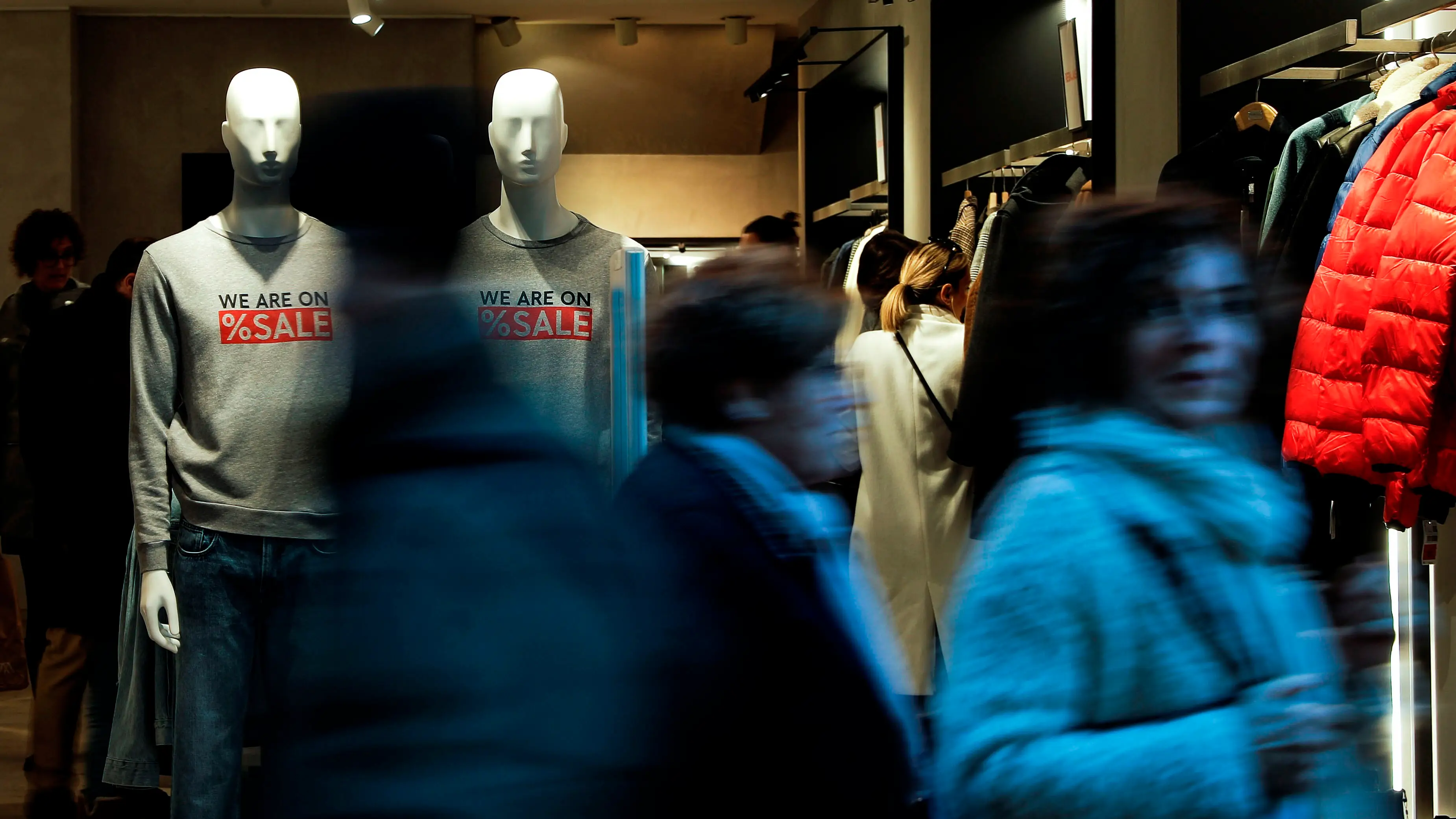 Escaparate con el anuncio de las rebajas y descuentos