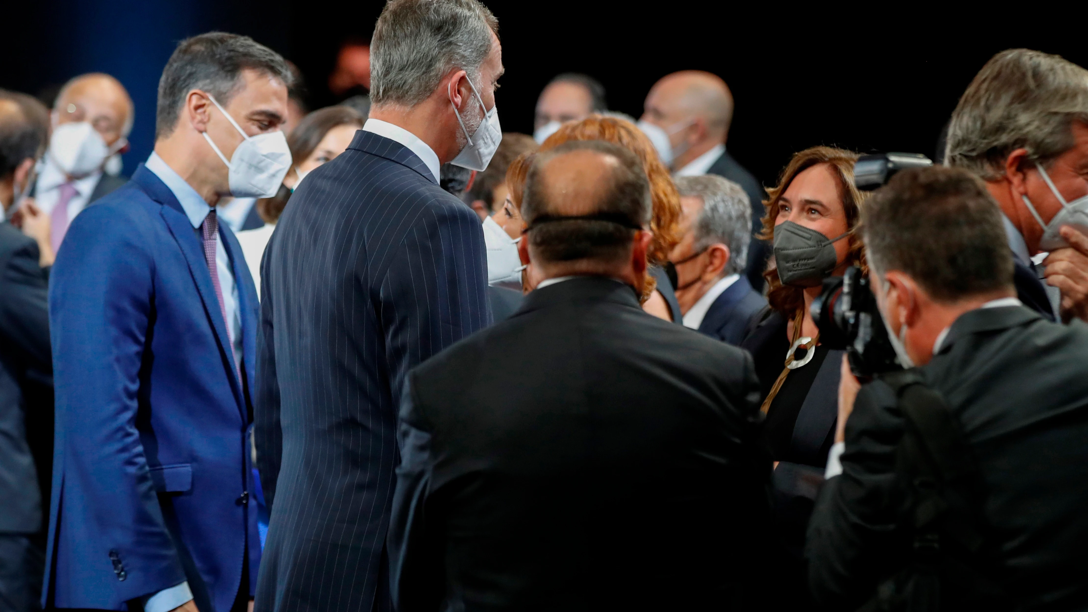 Pere Aragon&eacute;s saluda al rey Felipe VI y Pedro S&aacute;nchez a su llegada al Mobile World Congress