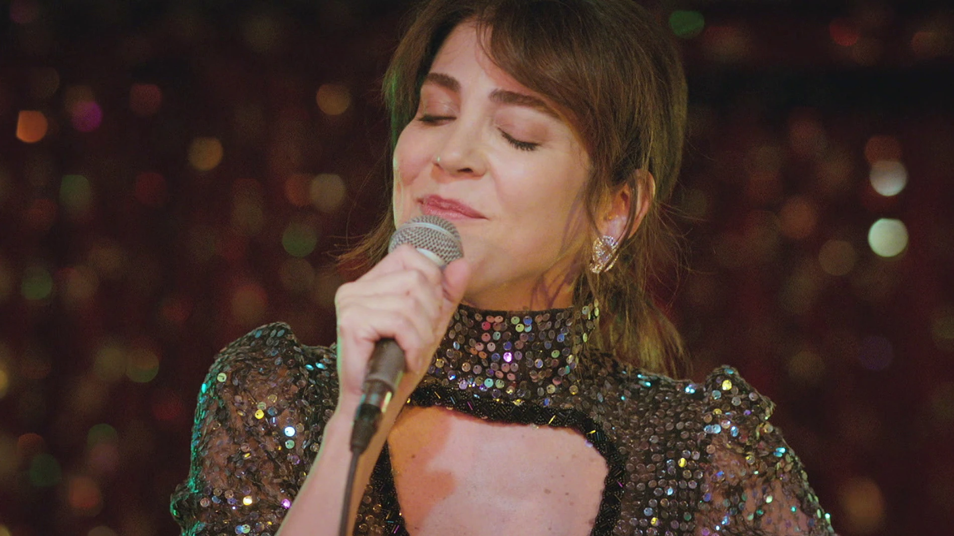 Ceyda canta en 'Mujer'