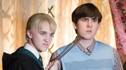 Tom Felton y Matthew Lewis en 'Harry Potter' como Draco y Neville Tom Felton y Matthew Lewis en 'Harry Potter' como Draco y Neville