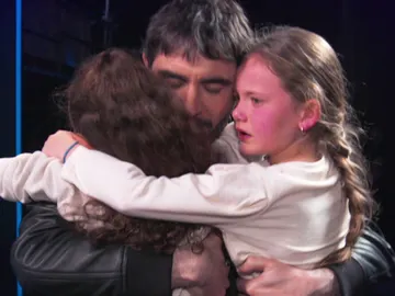 Juanra Bonet abraza a dos talents en 'La Voz Kids' Juanra Bonet abraza a dos talents en 'La Voz Kids'