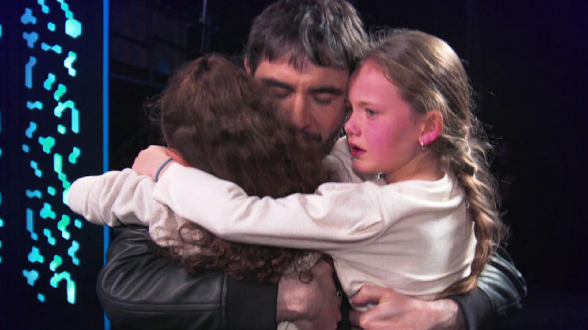 Juanra Bonet abraza a dos talents en 'La Voz Kids' 'La Voz Kids'