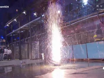 La explosiva ciencia de Marron poniendo a prueba una olla con 6.500 bengalas La explosiva ciencia de Marron poniendo a prueba una olla con 6.500 bengalas