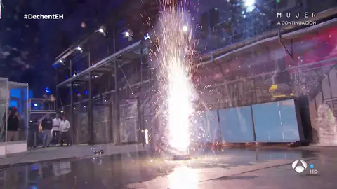 La explosiva ciencia de Marron poniendo a prueba una olla con 6.500 bengalas La explosiva ciencia de Marron poniendo a prueba una olla con 6.500 bengalas