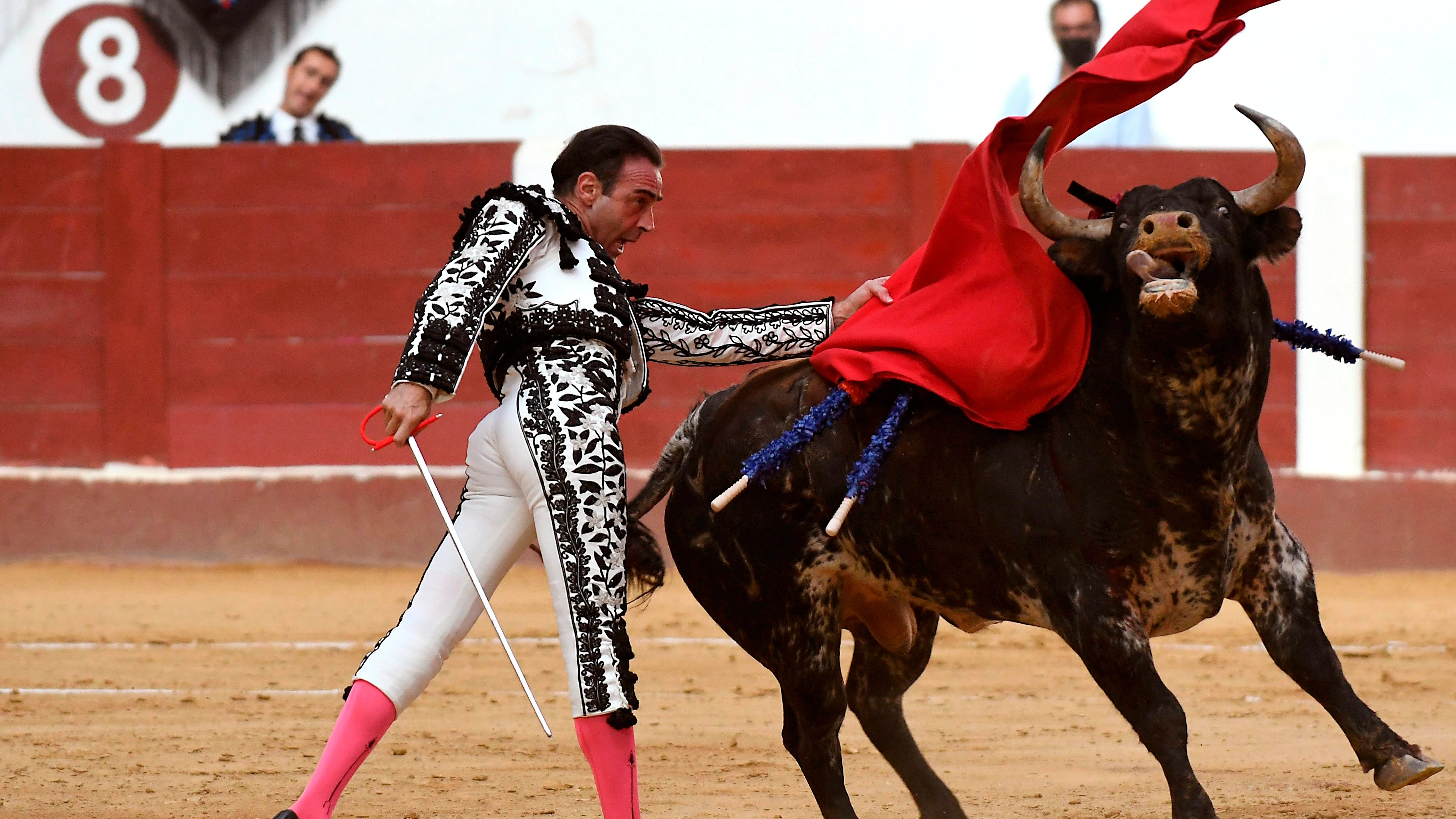 Enrique Ponce anuncia por sorpresa su "retirada indefinida" del toreo Enrique Ponce anuncia por sorpresa su "retirada indefinida" del toreo