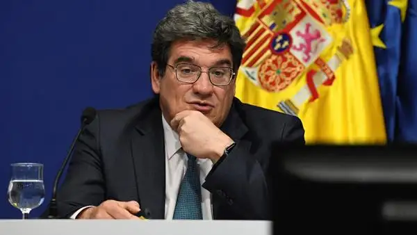 Escrivá ve "absolutamente fundamental" la subida del SMI cuando parece "razonable" alcanzar un acuerdo sobre pensiones Escrivá ve "absolutamente fundamental" la subida del SMI cuando parece "razonable" alcanzar un acuerdo sobre pensiones