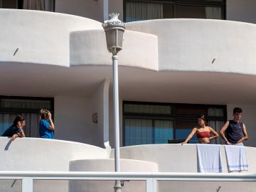 Vista de los balcones del Hotel Palma Bellver, el hotel covid donde se alojan algunos de los estudiantes que visitaron Mallorca en viaje de estudios y que han tenido contacto con positivos