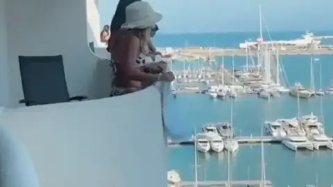 Los jóvenes aislados en un hotel de Mallorca piden salir: "No a este castigo, queremos salir" Los jóvenes aislados en un hotel de Mallorca piden salir: "No a este castigo, queremos salir"