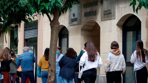 Jóvenes en la puerta de un instituto Jóvenes en la puerta de un instituto