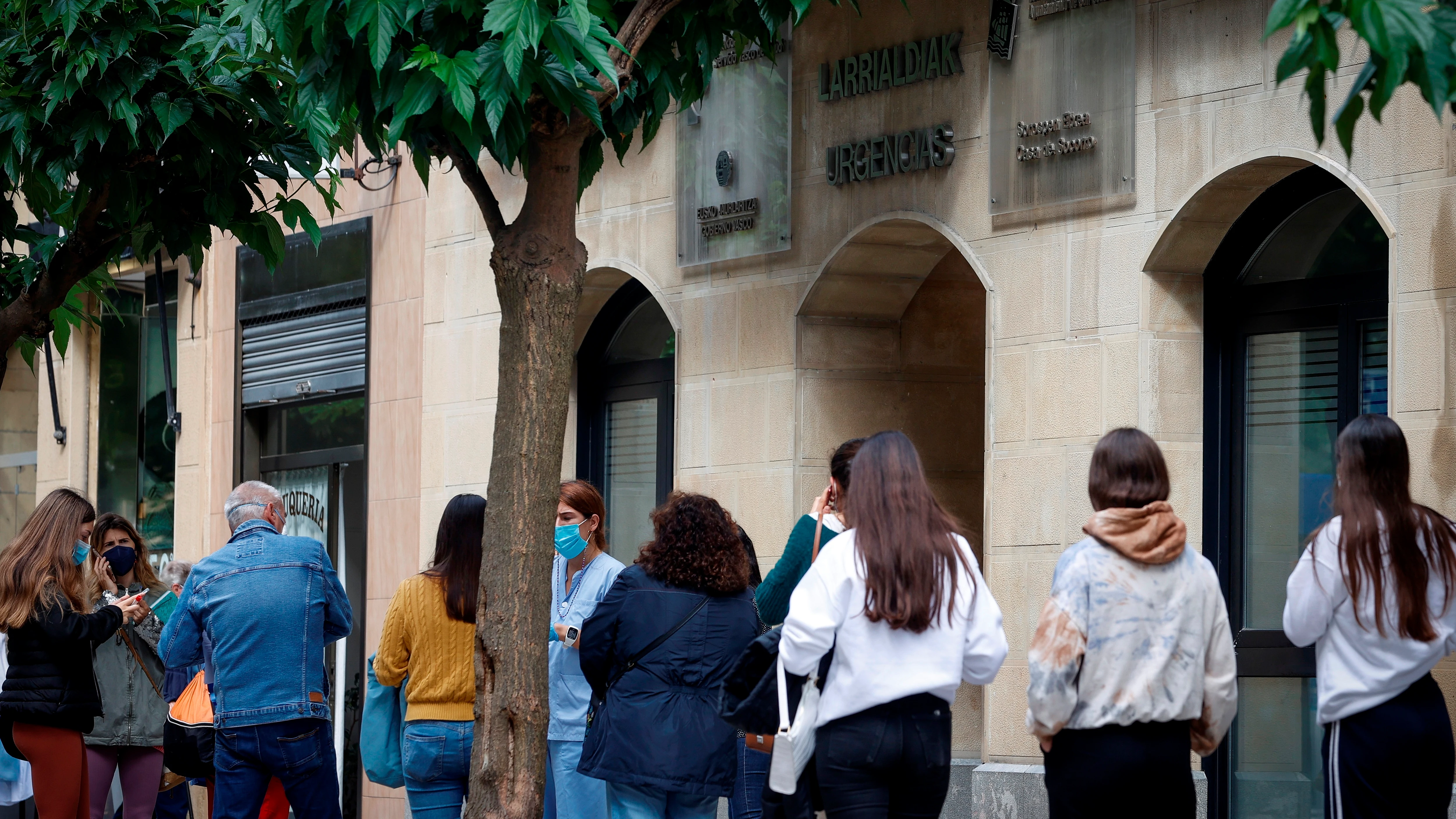 J&oacute;venes en la puerta de un instituto