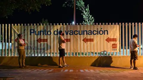 Gente esperando a ser vacunada de noche en el Zendal Gente esperando a ser vacunada de noche en el Zendal