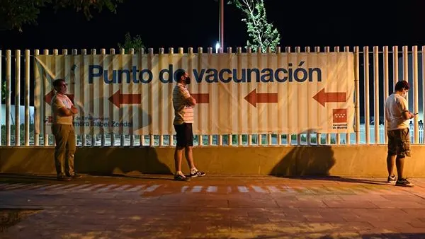 Gente esperando a ser vacunada de noche en el Zendal Gente esperando a ser vacunada de noche en el Zendal