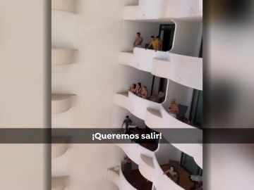 Gritos y desesperación en los hoteles de los jóvenes confinados por el macrobrote de Mallorca:"Somos negativos"