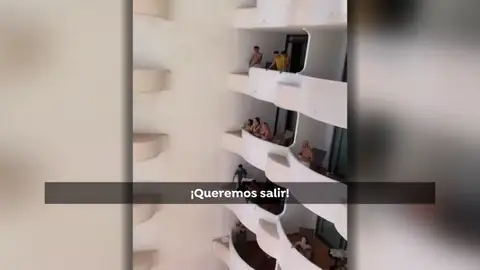 Gritos y desesperación en los hoteles de los jóvenes confinados por el macrobrote de Mallorca:"Somos negativos" Gritos y desesperación en los hoteles de los jóvenes confinados por el macrobrote de Mallorca:"Somos negativos"