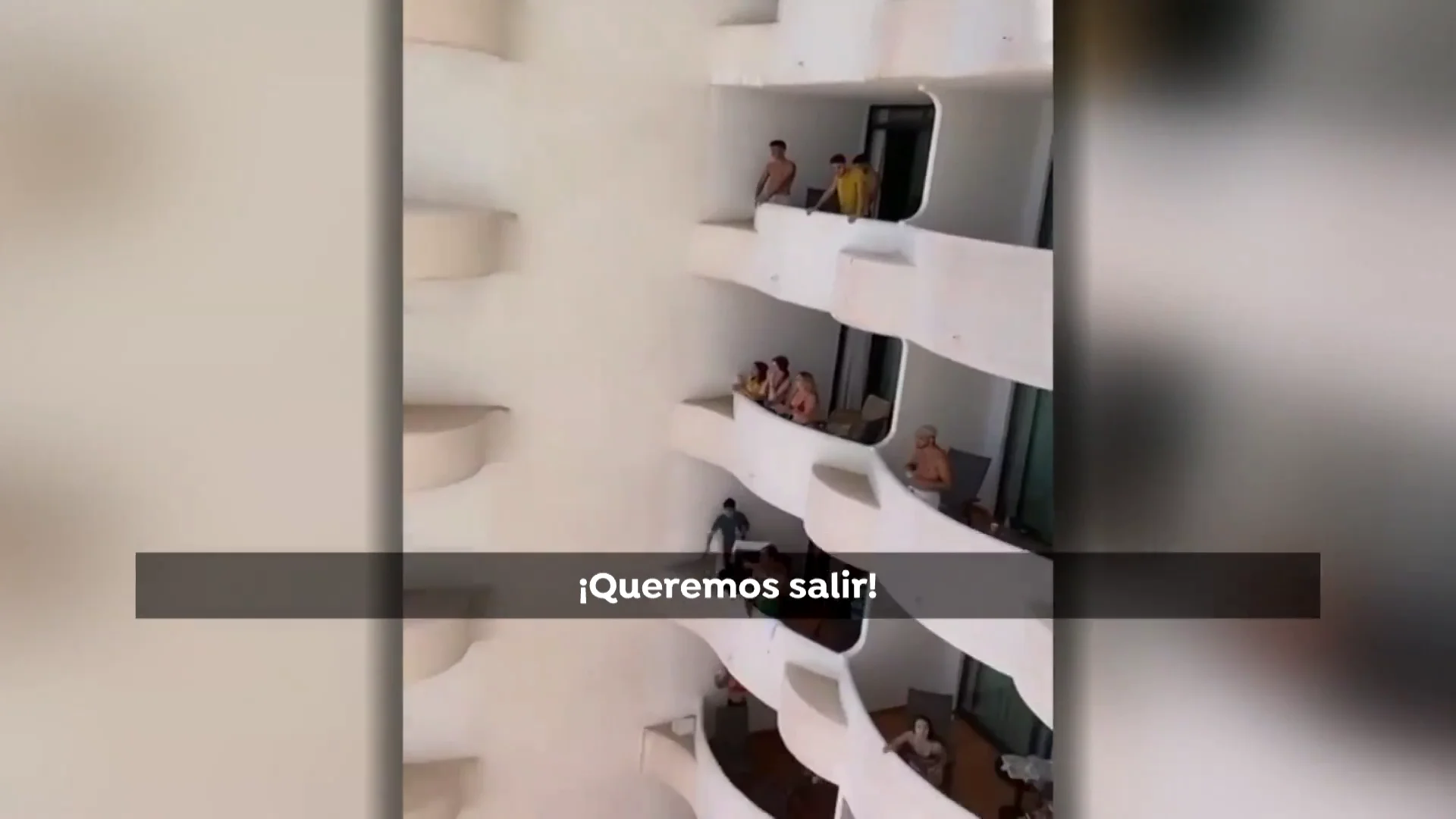 Gritos y desesperación en los hoteles de los jóvenes confinados por el macrobrote de Mallorca:"Somos negativos" Gritos y desesperación en los hoteles de los jóvenes confinados por el macrobrote de Mallorca:"Somos negativos"