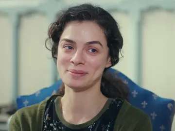 ¿Sarp o Arif? Bahar explica a Fazilet cómo se puede “querer a dos hombres” a la vez ¿Sarp o Arif? Bahar explica a Fazilet cómo se puede “querer a dos hombres” a la vez