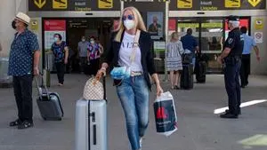 28/06/2021 09:05 (UTC) Cr&eacute;dito: EFE Fuente: EFE/EFE Autor: CATI CLADERA Tem&aacute;tica: Sanidad y salud &raquo; Epidemias y plagas Pol&iacute;tica &raquo; Gobierno Econom&iacute;a, negocios y finanzas &raquo; Turismo y tiempo libre Pasajeros llegando al Aeropuerto de Son San Joan de Palma de Mallorca