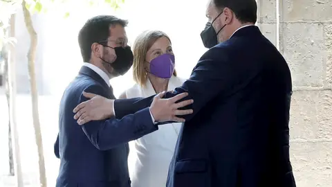 El presidente de la Generalitat, Pere Aragonès (i), saluda al presidente de ERC, Oriol Junqueras (d), en presencia de la expresidenta del Parlament, Carme Forcadell (c), durante la recepción oficial que el presidente catalán ha ofrecido a los nueve líderes independentistas indultados por el Gobierno El presidente de la Generalitat, Pere Aragonès (i), saluda al presidente de ERC, Oriol Junqueras (d), en presencia de la expresidenta del Parlament, Carme Forcadell (c), durante la recepción oficial que el presidente catalán ha ofrecido a los nueve líderes independentistas indultados por el Gobierno