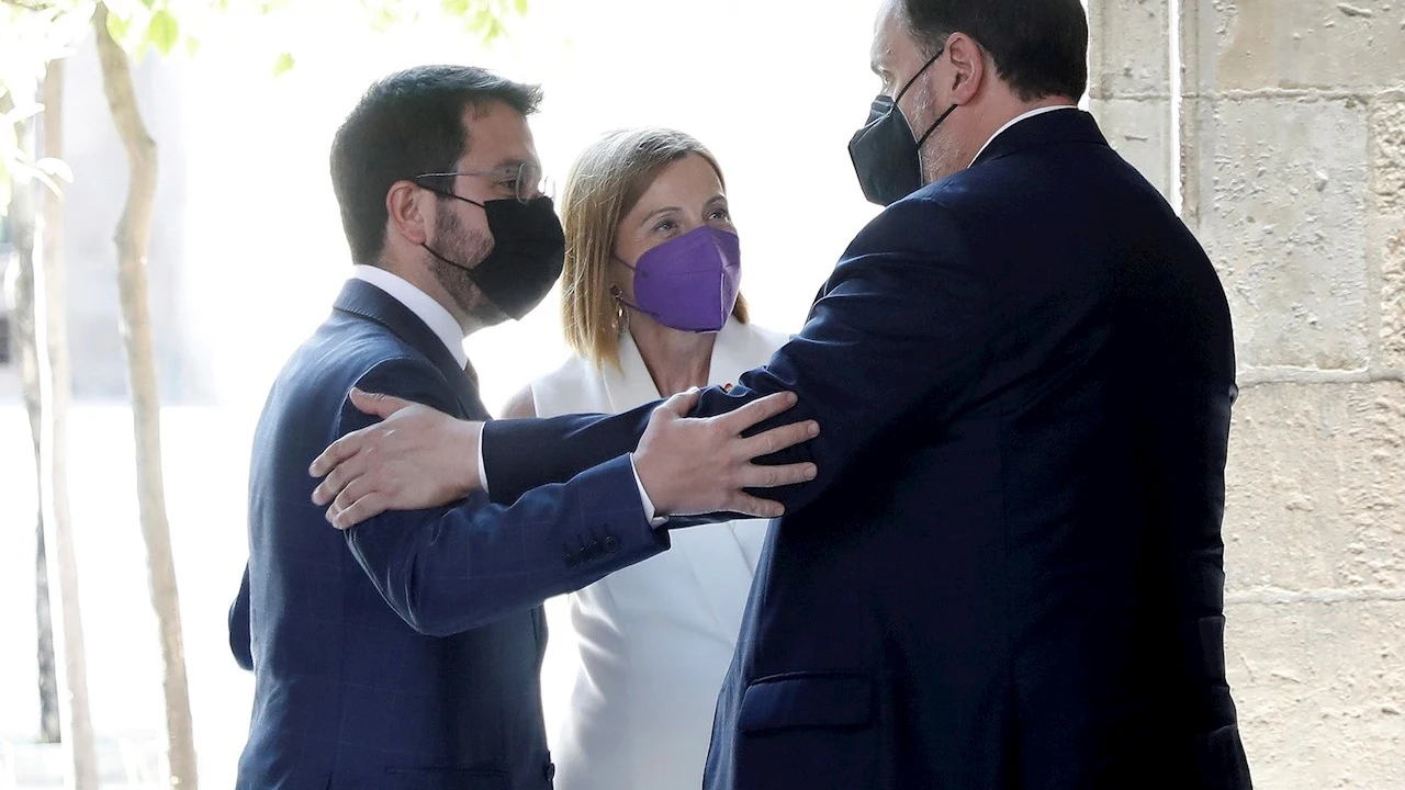 El presidente de la Generalitat, Pere Aragonès (i), saluda al presidente de ERC, Oriol Junqueras (d), en presencia de la expresidenta del Parlament, Carme Forcadell (c), durante la recepción oficial que el presidente catalán ha ofrecido a los nueve líderes independentistas indultados por el Gobierno El presidente de la Generalitat, Pere Aragonès (i), saluda al presidente de ERC, Oriol Junqueras (d), en presencia de la expresidenta del Parlament, Carme Forcadell (c), durante la recepción oficial que el presidente catalán ha ofrecido a los nueve líderes independentistas indultados por el Gobierno
