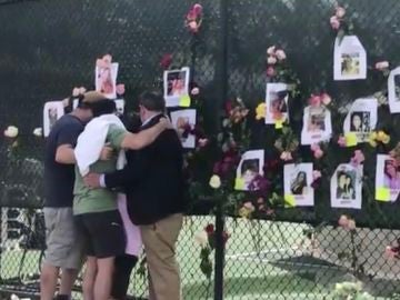 Familiares colocan flores y fotos tras el derrumbe de un edificio en Miami, Estados Unidos.