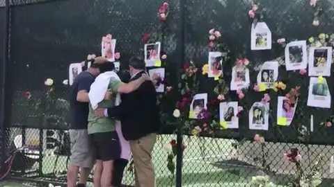 Familiares colocan flores y fotos tras el derrumbe de un edificio en Miami, Estados Unidos. Familiares colocan flores y fotos tras el derrumbe de un edificio en Miami, Estados Unidos.