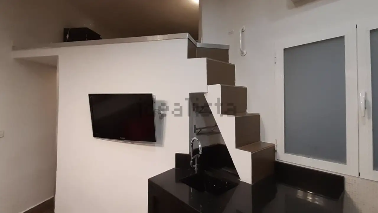 Un apartamento con escaleras sobre la encimera de la cocina, el nuevo alquiler de Idealista objeto de meme