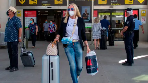 Pasajeros llegando al Aeropuerto de Son San Joan de Palma de Mallorca. Pasajeros llegando al Aeropuerto de Son San Joan de Palma de Mallorca.