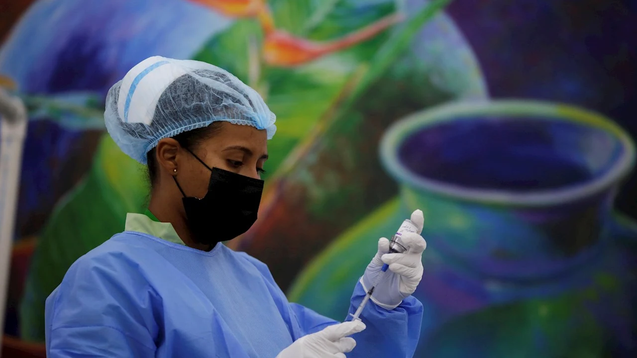 Personal médico de la salud prepara una dosis de la vacuna AstraZeneca contra la COVID-19 durante una campaña de vacunación en el centro comercial Albrook en la ciudad de Panamá Personal médico de la salud prepara una dosis de la vacuna AstraZeneca contra la COVID-19 durante una campaña de vacunación en el centro comercial Albrook en la ciudad de Panamá