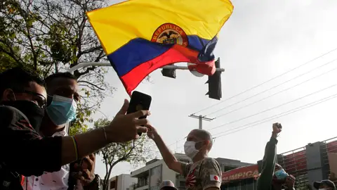 Un grupo de manifestantes derriba la estatua de Cristóbal Colón en Barranquilla, Colombia Un grupo de manifestantes derriba la estatua de Cristóbal Colón en Barranquilla, Colombia